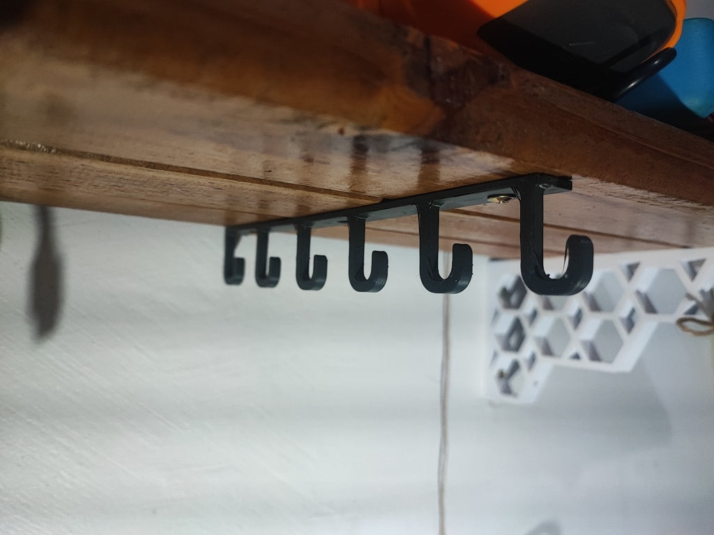 Kabelhalter/Haken unter dem Regal