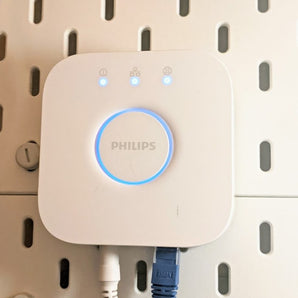 Philips Hue Hub V2.1 Skadis Wandhalterung