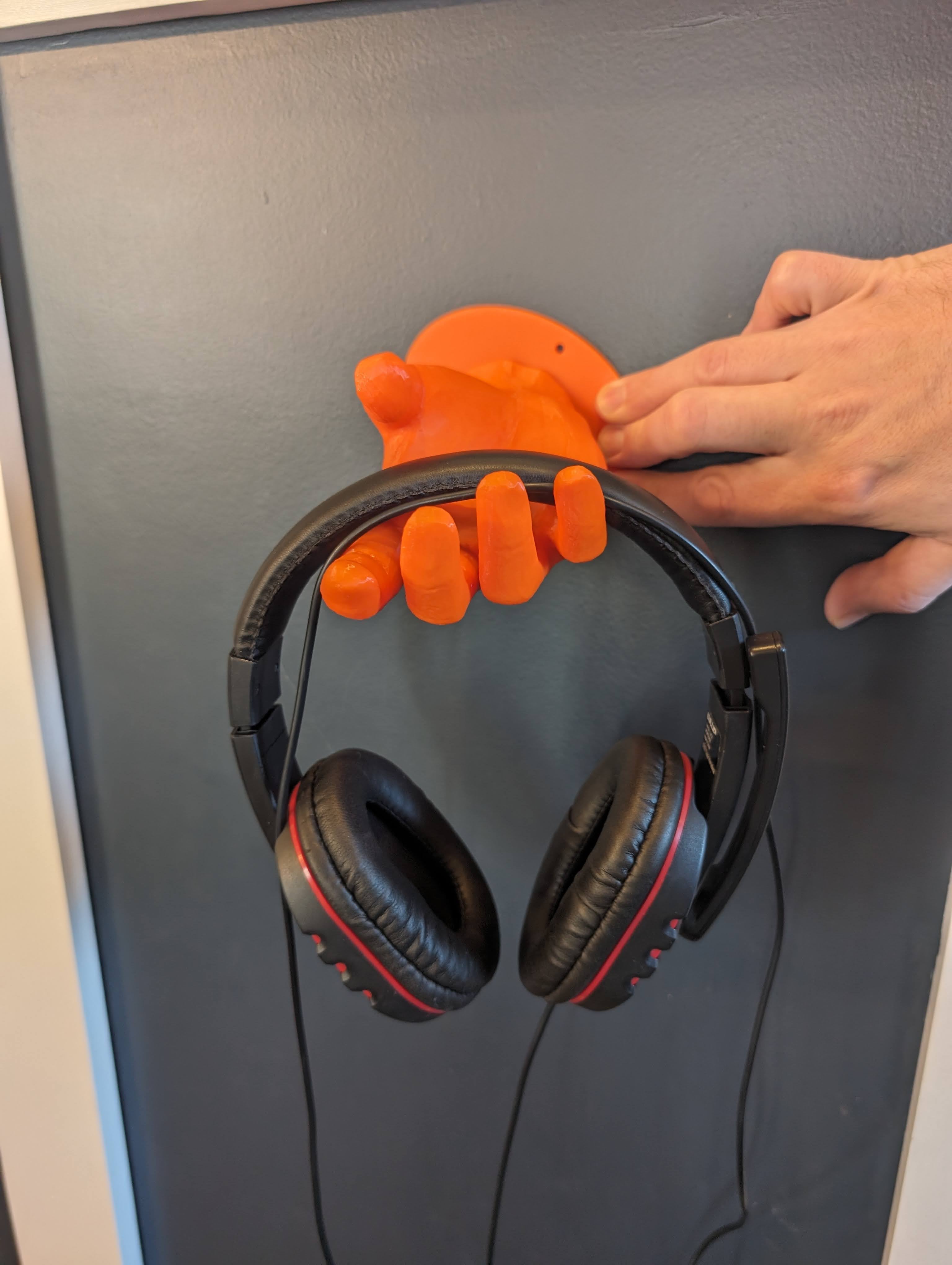 Wandmontierbarer Kopfhörerhalter in Handform