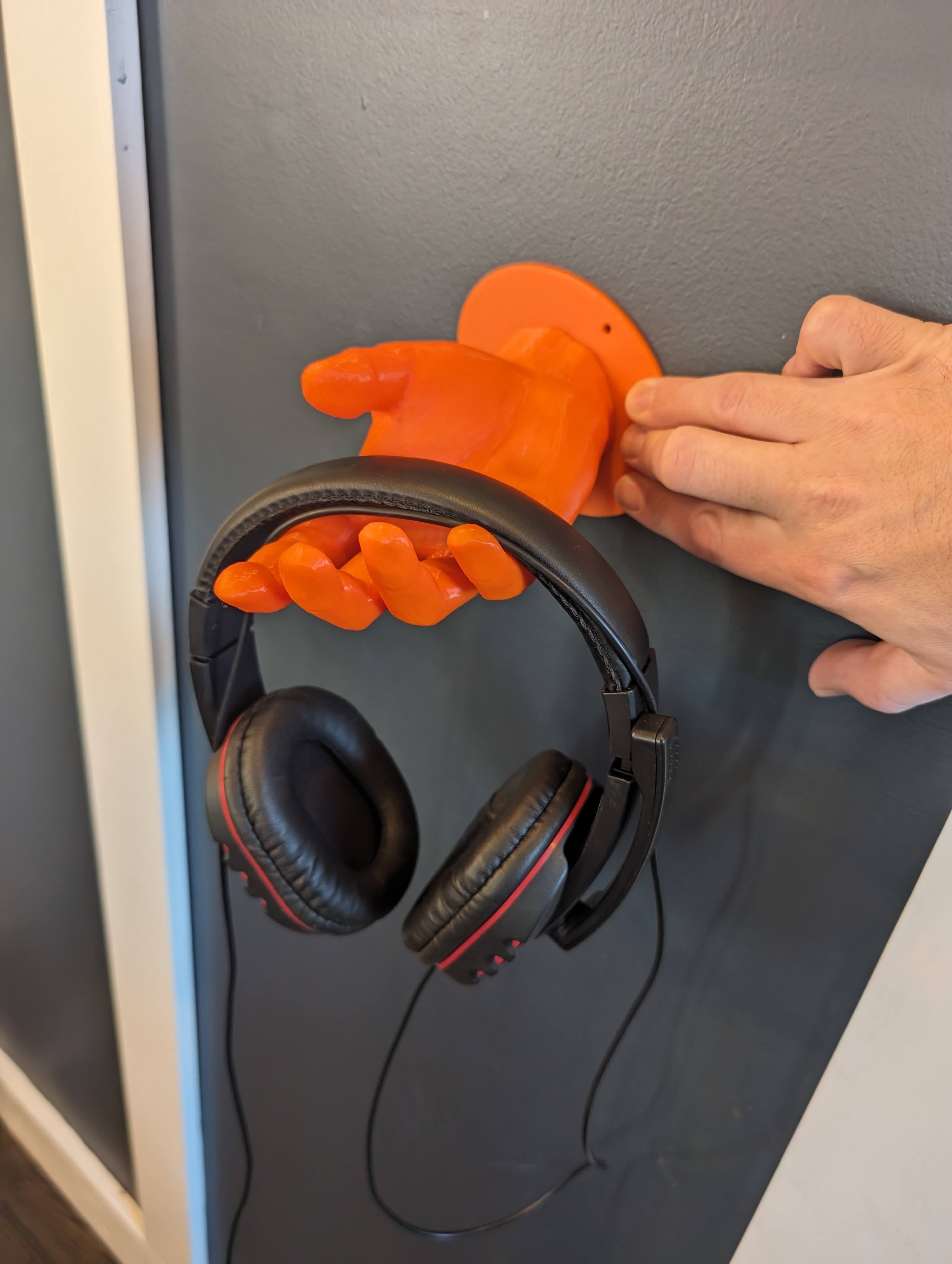 Wandmontierbarer Kopfhörerhalter in Handform