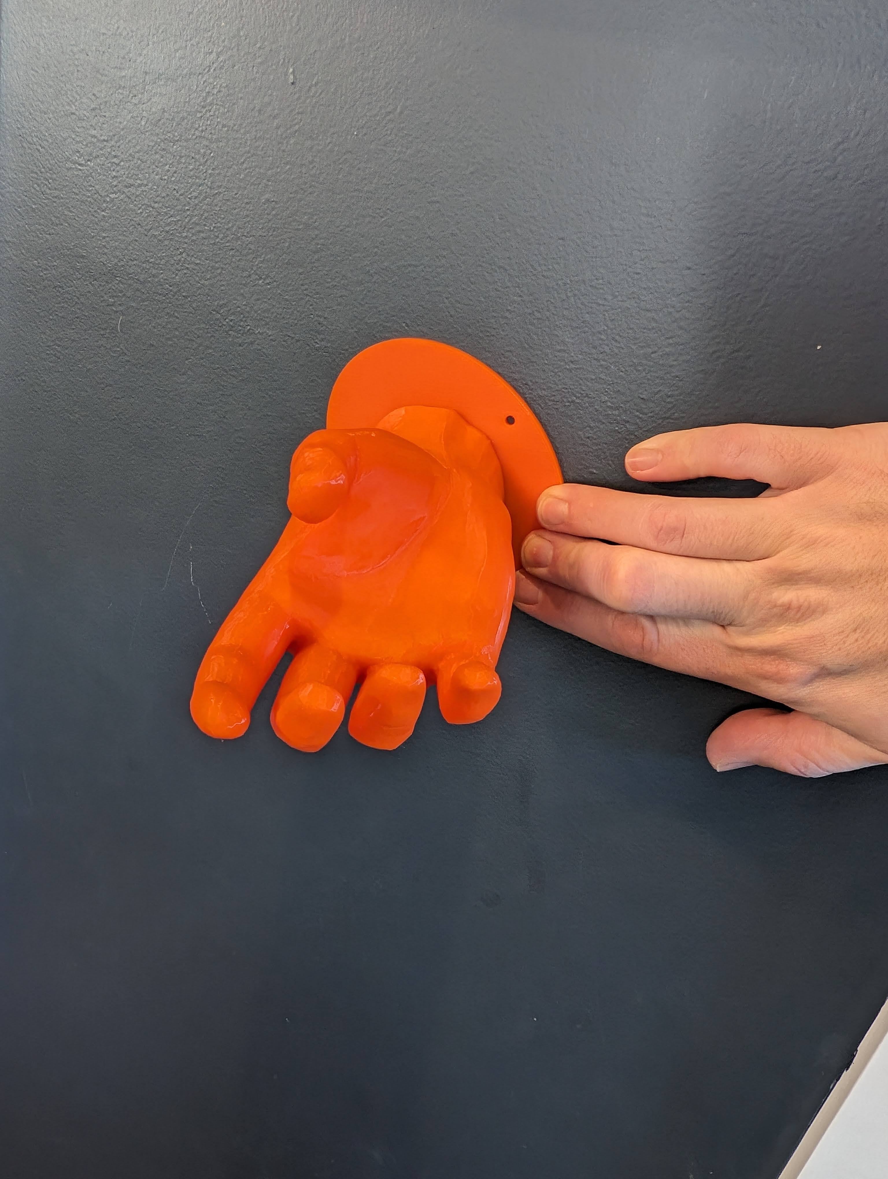 Wandmontierbarer Kopfhörerhalter in Handform