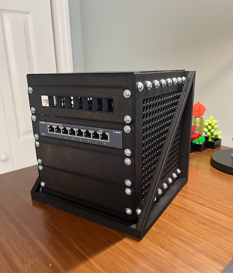 Wandhalterung/Ablage für Mini-Server-Rack