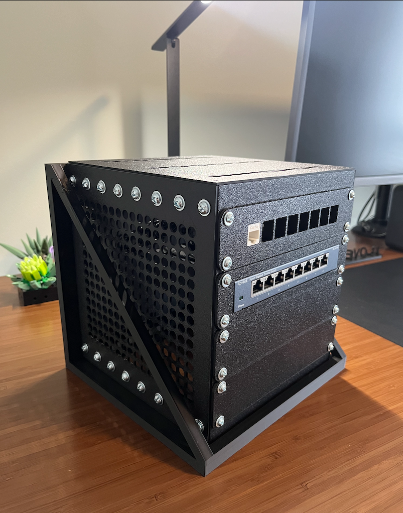 Wandhalterung/Ablage für Mini-Server-Rack