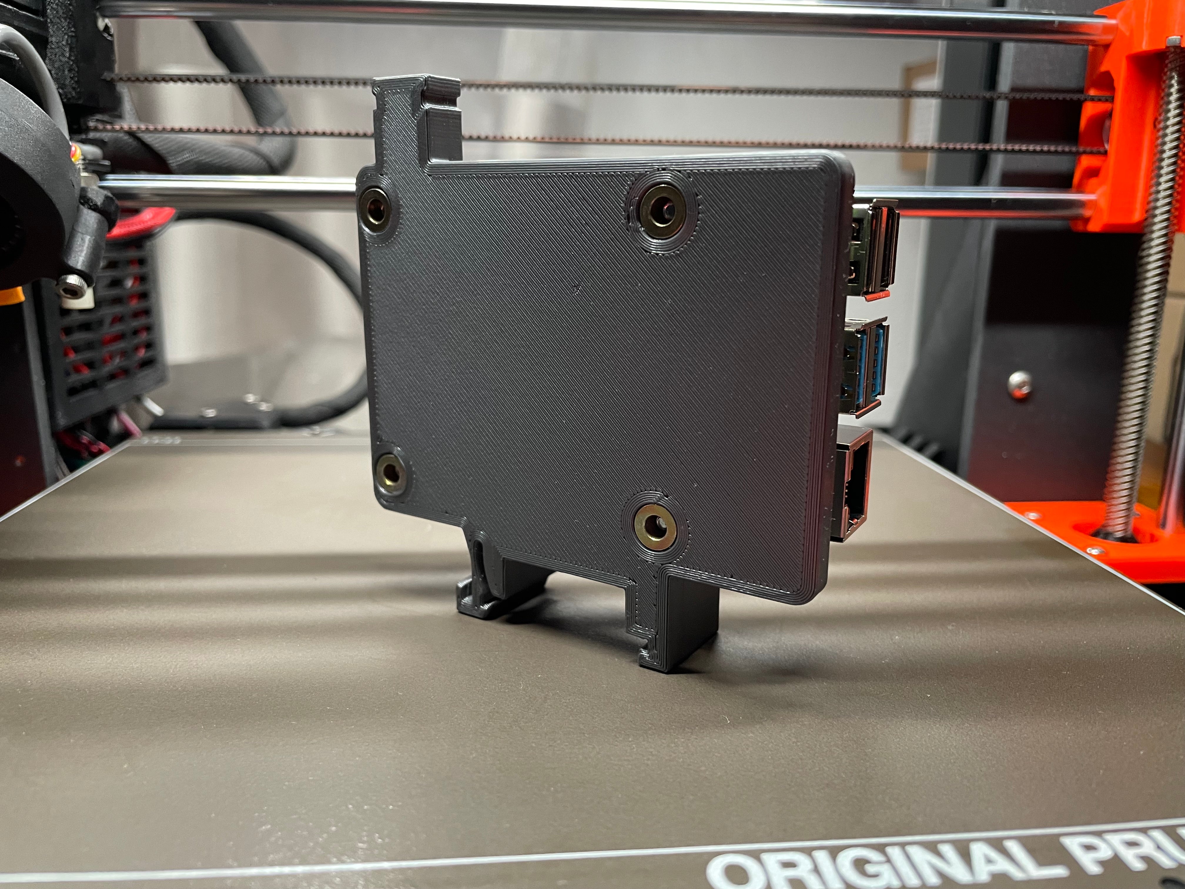 Raspberry Pi 4 / Pi 5 Hutschienenhalter mit M3 Nietmuttern