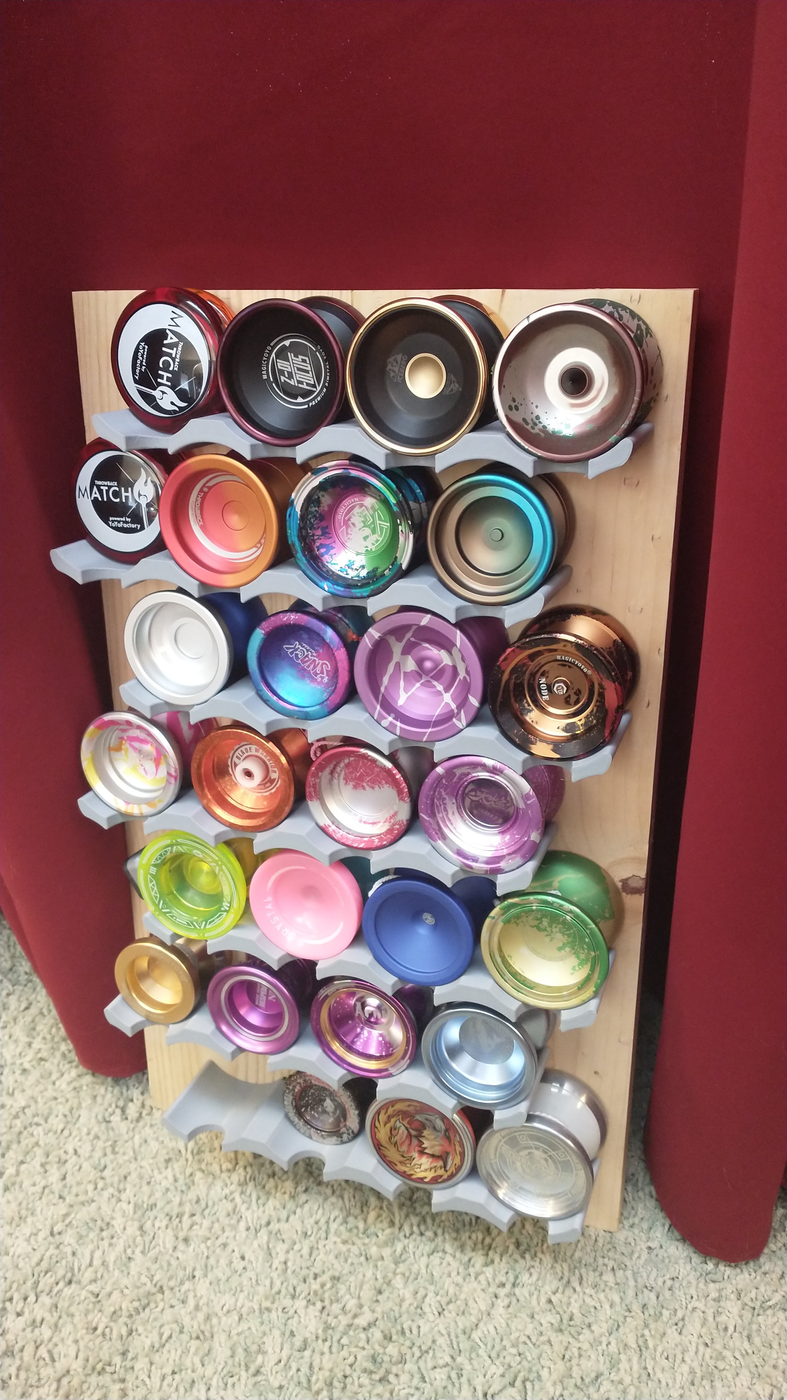 Platzsparendes Yo-Yo-Regal