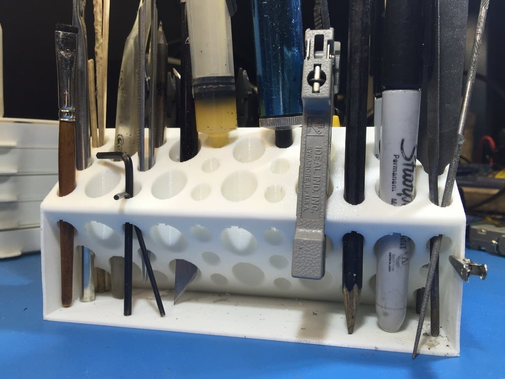 Werkzeughalter für kleine Zangen mit Löchern für Schraubendreher