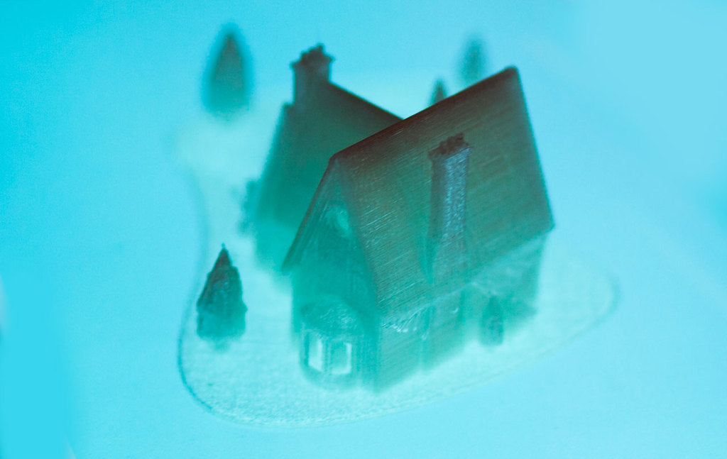 3D-gedrucktes Weihnachtshaus mit gefrorenem See