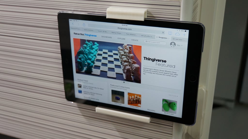 Wandregal und obere Klemme für iPad/Tablet