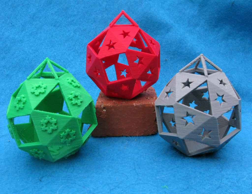 Oktaederstumpf-Weihnachtsornamente mit Sternen, Schneeflocken und Katzenmotiven