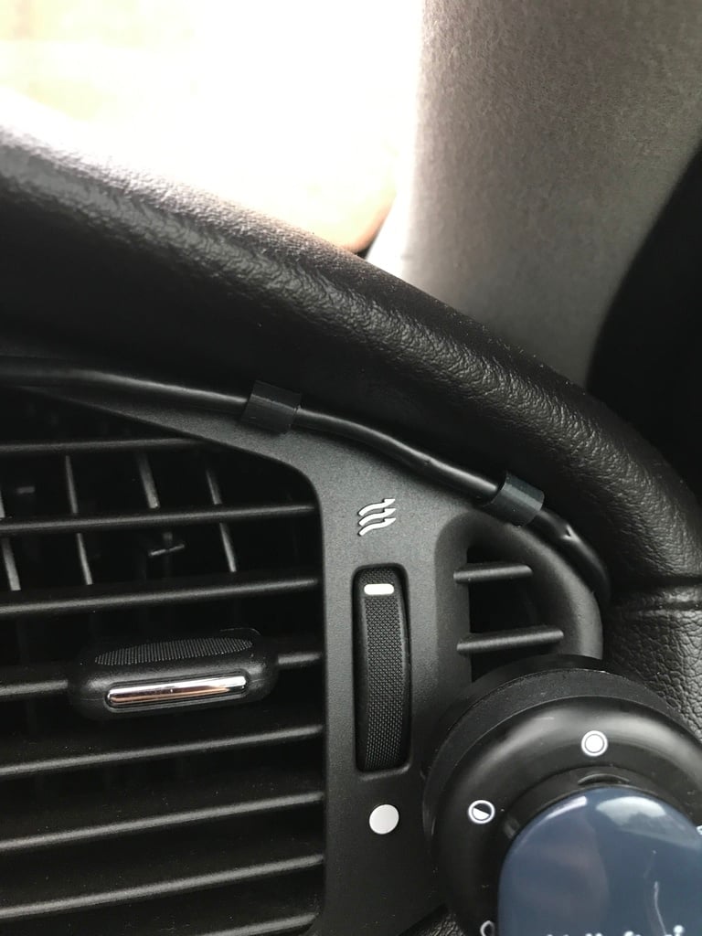 Vollständig ummantelter Kabelhalter für den Innenraum des Autos