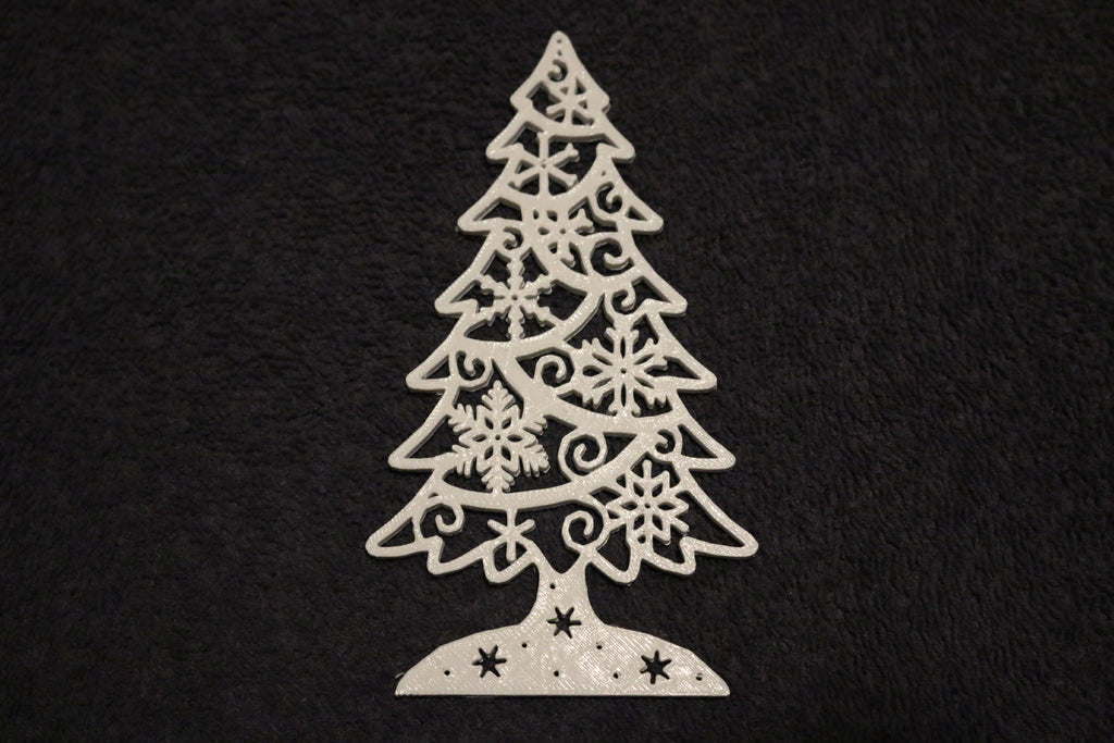 Weihnachtsbaum mit Schneeflocken-Ornamenten