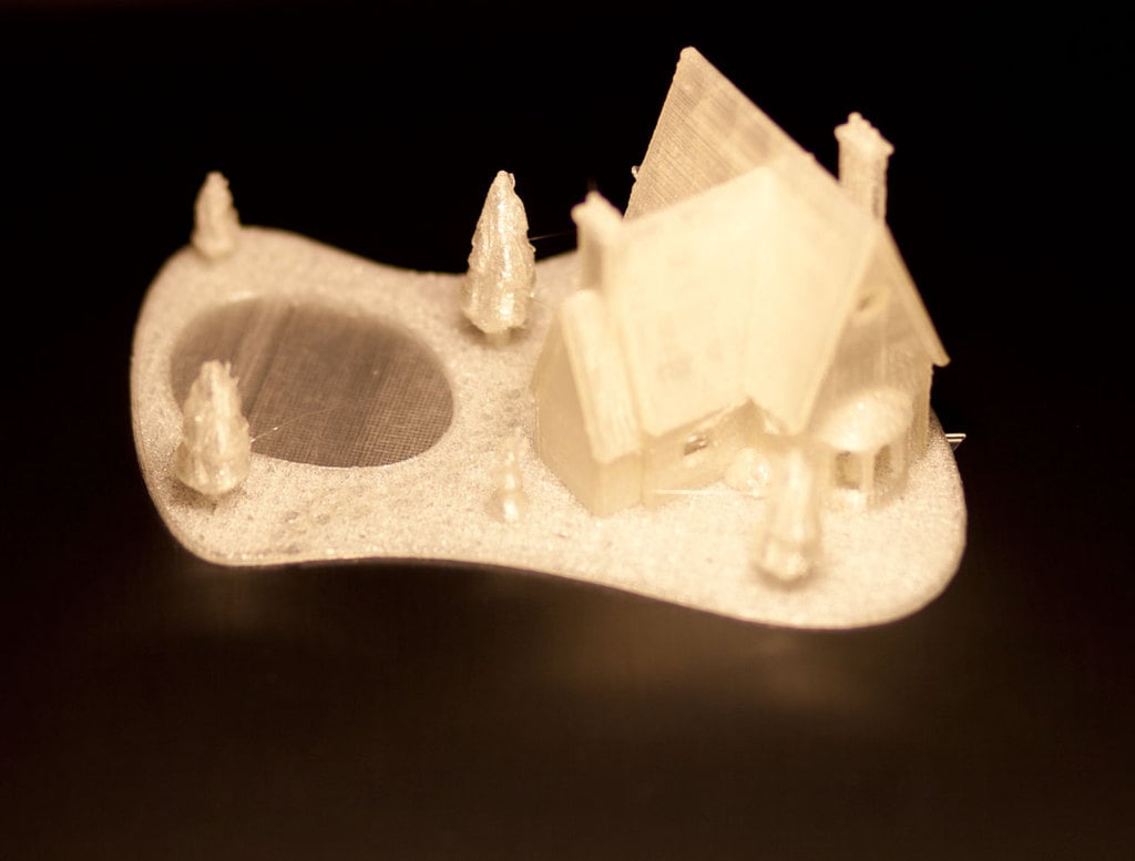 3D-gedrucktes Weihnachtshaus mit gefrorenem See