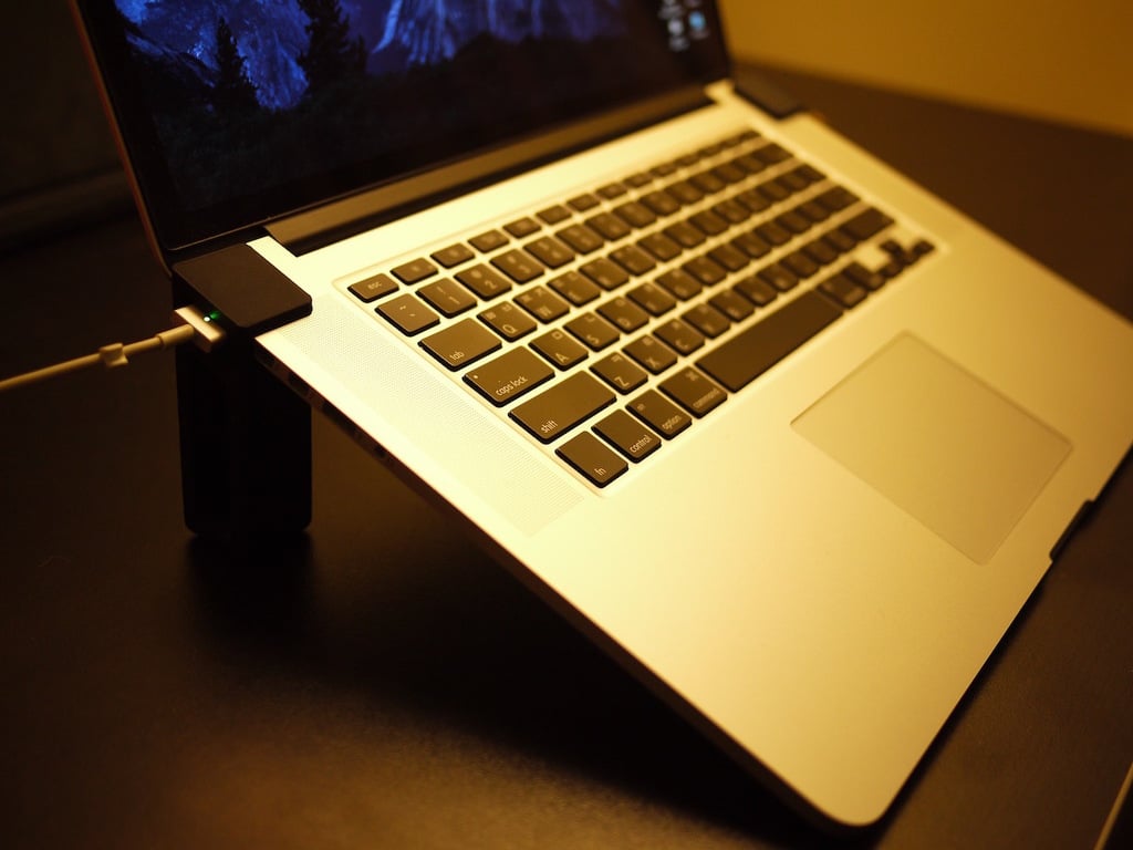 Einfacher und leichter MacBook Pro Retina 15"-Ständer mit Kabelanschluss