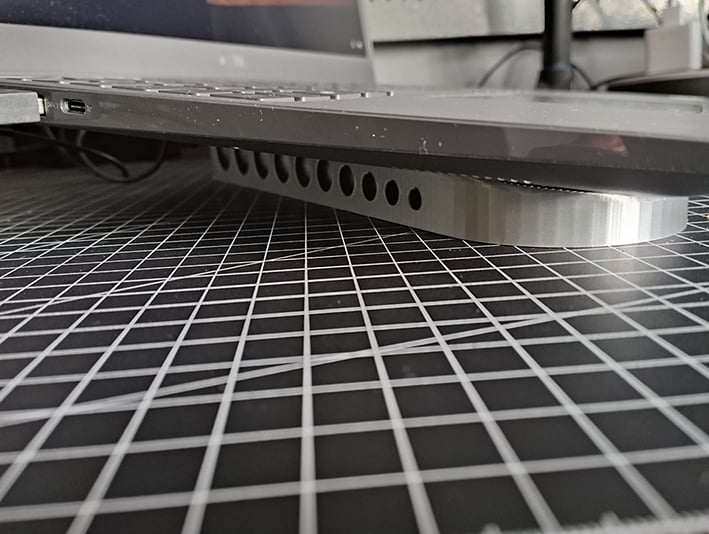 Flacher Laptopständer für alle Größen mit guter Luftzirkulation