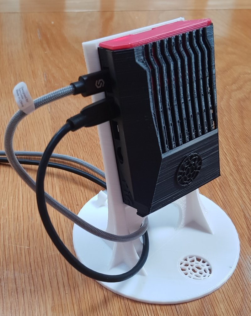 Übertakteter Raspberry Pi 4 Schrank mit SSD-Halter und Ständer