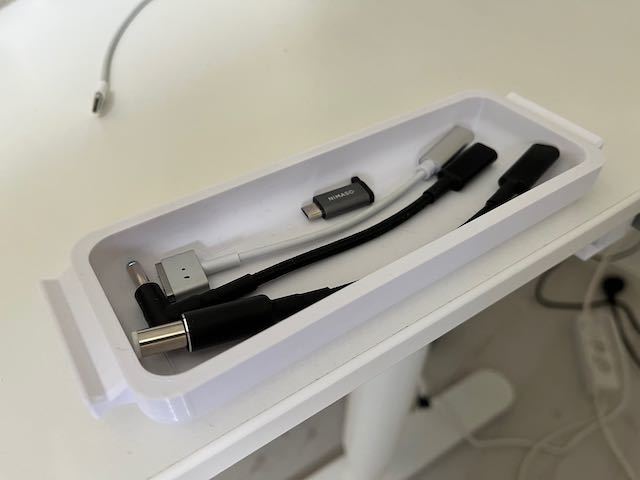 Ablage für Bekant-Schreibtisch von IKEA für USB-C-Adapter