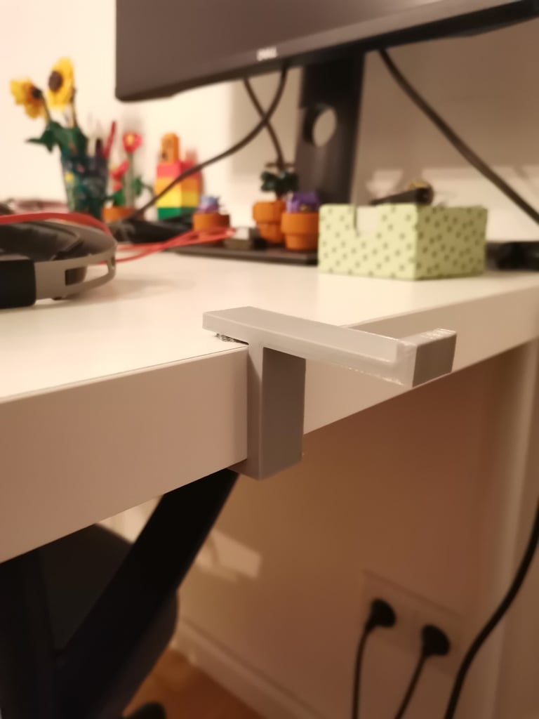 Einfacher Kopfhörerhalter für den Ikea-Tisch „LAGKAPTEN / ADILS“.