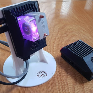 Übertakteter Raspberry Pi 4 Schrank mit SSD-Halter und Ständer
