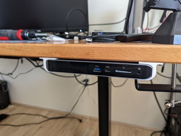 Belkin Pro USB-C-Hub unter der Schreibtischhalterung