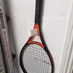 Wandmontierter Tennisschlägerhalter