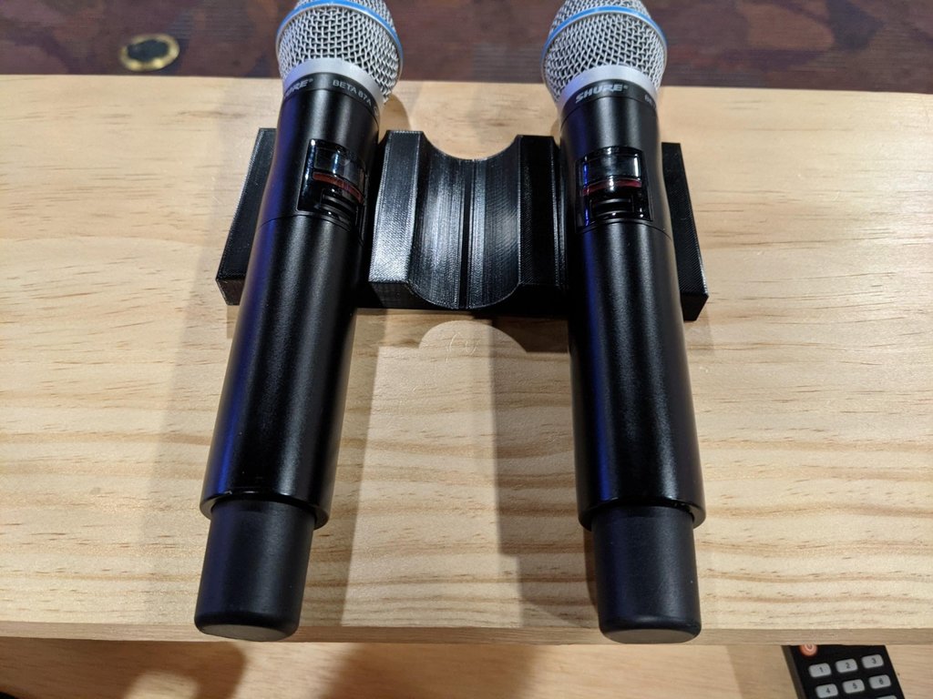 Kabelloser Mikrofonhalter für Church Sound-Konsole mit Platz für drei Mikrofone
